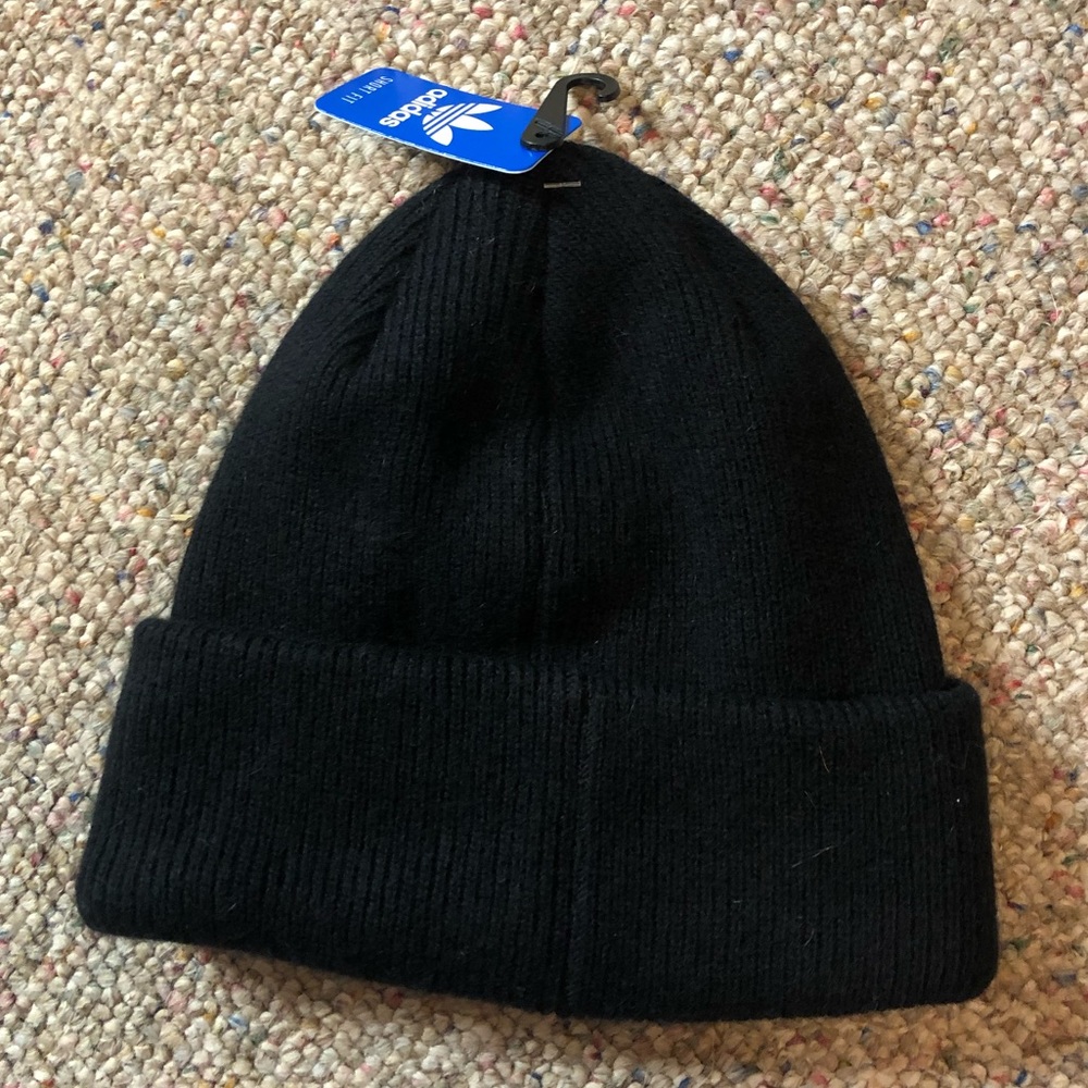 🆕 adidas Originals Metal Badge Beanie - Picture 4 of 6